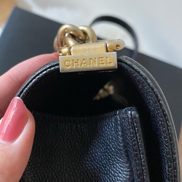 Chanel Medium Boy Handbag in Caviar Leather - Picture 4 of 13